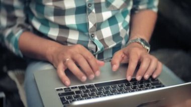 Dizüstü bilgisayar ve belgeleri bir stonewall arka plan üzerinde bir adam duvar işleri ve içecekler şarap cam