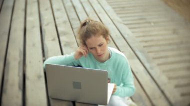 Kadın bir dizüstü bilgisayar ve belgeler. İçki ve İçecek şarap cam