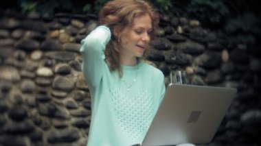 Dizüstü bilgisayar ve belgeleri stonewall duvar arka plan üzerinde kadın ile