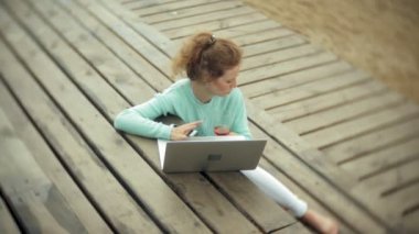 Kadın bir dizüstü bilgisayar ve belgeler. İçki ve İçecek şarap cam