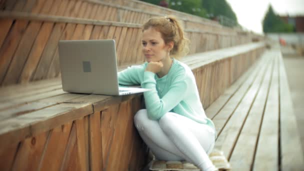 Žena s notebookem a dokumenty. Pije a pije víno ze skla — Stock video