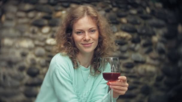Μια Γυναίκα Χρησιμοποιώντας Ένα Smartphone Ενάντια Έναν Τοίχο Πίσω Ποτά — Αρχείο Βίντεο