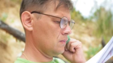 Denize sıfır plaj, telefonda konuşurken olgun iş adamı