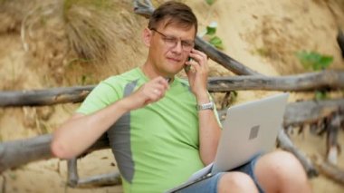 Vape kum plajındaki olgun adam dumanlar