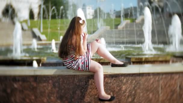 Bambino, Bambina che mangia gelato in una calda, Giornata estiva torrida, Bambini vicino alla fontana — Video Stock