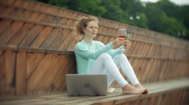 Kadın bir dizüstü bilgisayar ve belgeler. İçki ve İçecek şarap cam