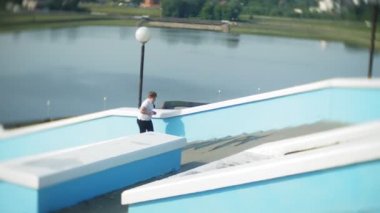 Açık havada yukarı çalışan kızlar