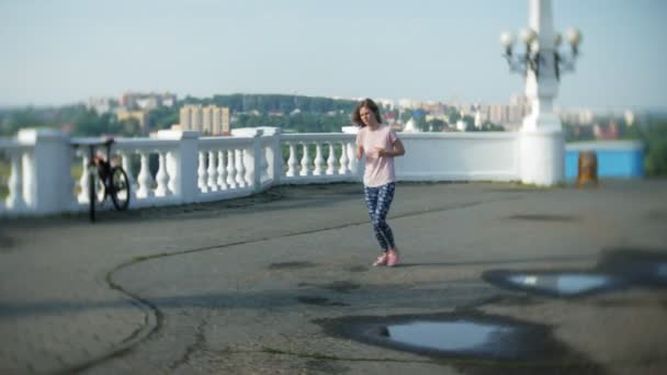 Chicas al aire libre corriendo arriba — Vídeos de Stock