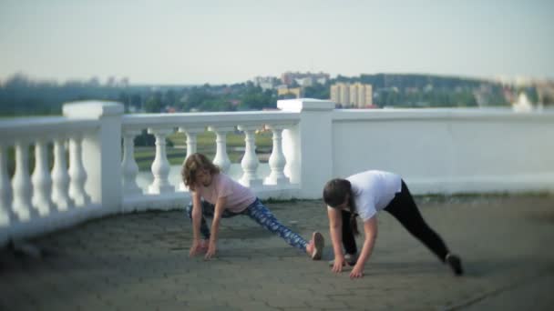 Chicas al aire libre haciendo deportes estiramiento — Vídeos de Stock