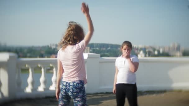 Açık havada spor germe yapıyor kızlar — Stok video