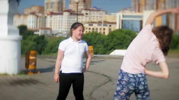 Açık havada spor germe yapıyor kızlar — Stok video