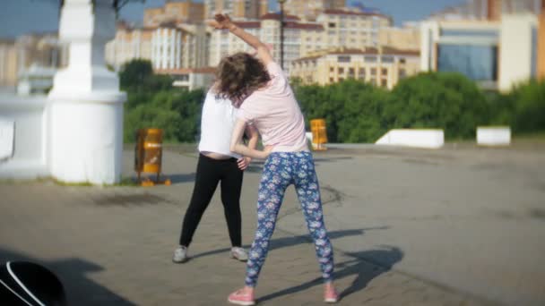 Chicas al aire libre haciendo deportes estiramiento — Vídeos de Stock