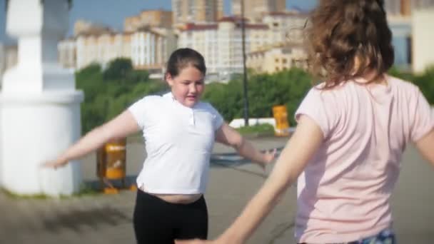 户外活动的女孩伸展运动 — 图库视频影像