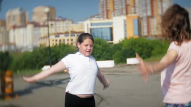 Flickor Utomhus gör sport stretching — Stockvideo