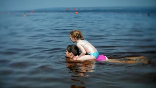 Meisjes zijn zwemmen in de rivier — Stockvideo