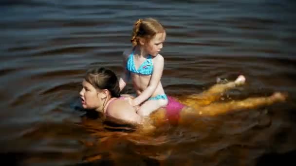 Mädchen schwimmen im Fluss — Stockvideo