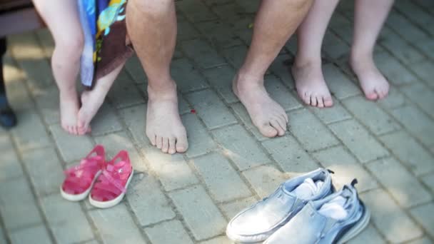 Друзья без обуви вместе, лето, группа людей после пляжа на скамейке — стоковое видео