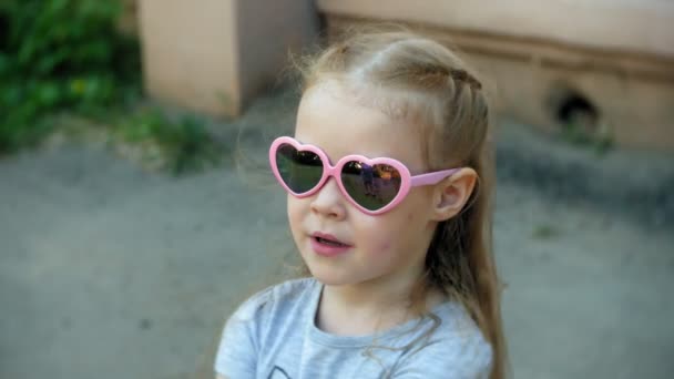 Malá holčička, okouzlující mladý talentovaný zpěvák ve venkovním prostoru — Stock video