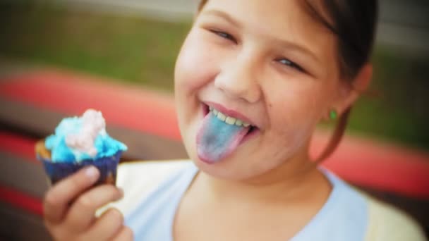 Close Adorável Menina Gorda Comendo Bolo Com Mãos Sentadas Banco — Vídeo de Stock