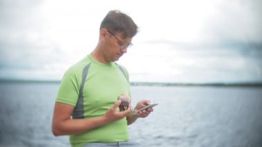 Bir adam sokakta, çikolata ve krema, tatlı, pasta kek yeme günde, kemikleri ve yakışıklı bir genç adam yiyor