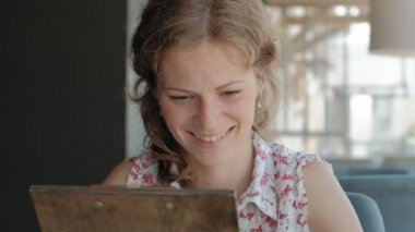 Kadın Restoran menü aracılığıyla arıyor