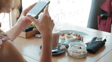 Kadın el yemek yiyecek yanında Smartphone fotoğrafını çekmek. Portre.