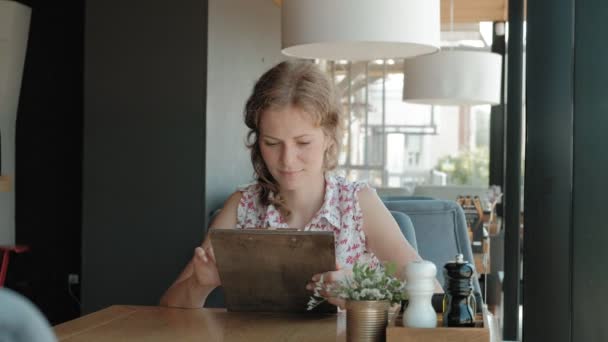 Frau blättert im Restaurant durch Speisekarte — Stockvideo