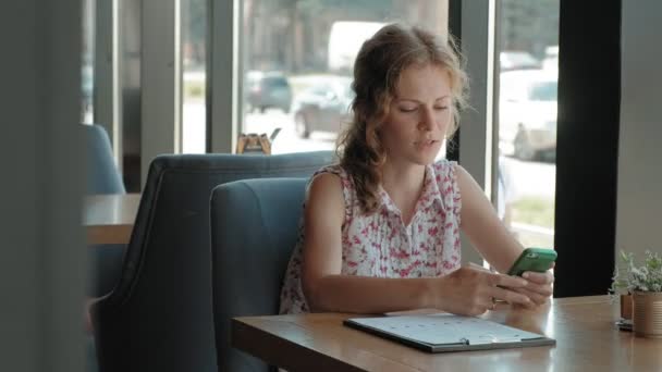 Женщина просматривает меню в ресторане — стоковое видео
