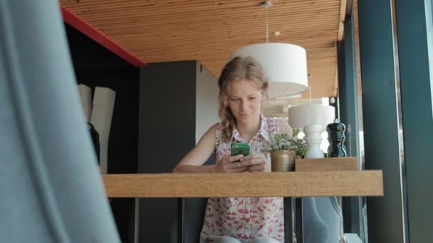 Mooie vrouw smartphone met café — Stockvideo
