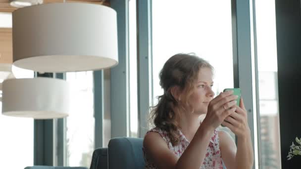 Hermosa mujer usando teléfono inteligente en la cafetería — Vídeos de Stock