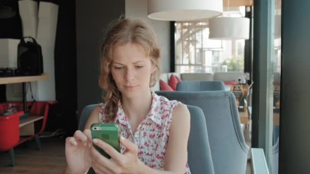 Bella donna utilizzando smartphone in caffè — Video Stock