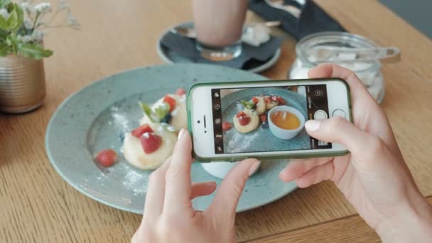 Mãos de mulher tirando fotos de comida de jantar por Smartphone. Fechar. . — Vídeo de Stock