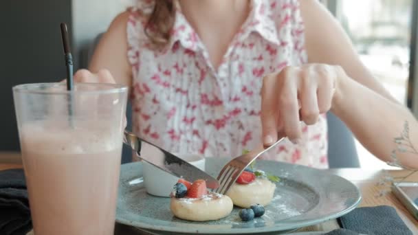 Ung kvinna äta dessert på en restaurang — Stockvideo