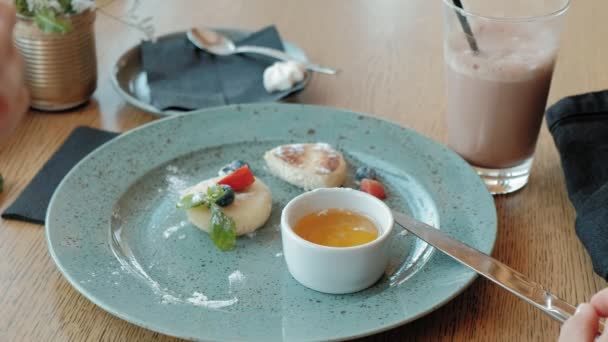 Mujer joven comiendo postre en un restaurante — Vídeos de Stock