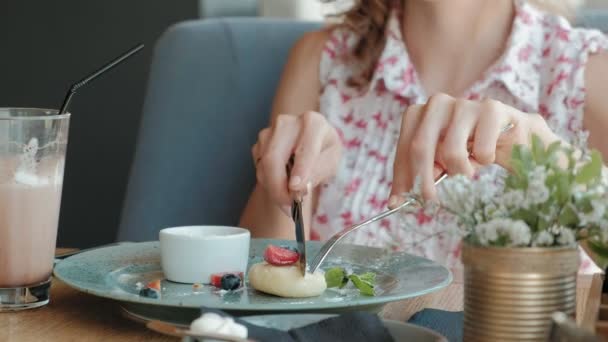 Ung kvinna äta dessert på en restaurang — Stockvideo