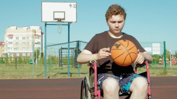 無効に男オープンエアの彼の車椅子からバスケット ボールを果たしています。 — ストック動画
