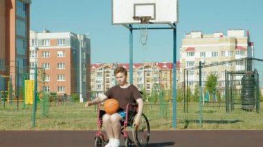 Engelli adam açık havada onun tekerlekli sandalye, basketbol oynuyor