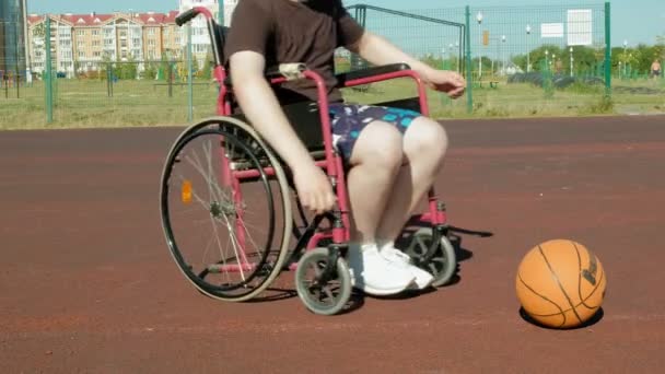 Fogyatékos ember kosarazik a kerekesszék, a szabadban — Stock videók