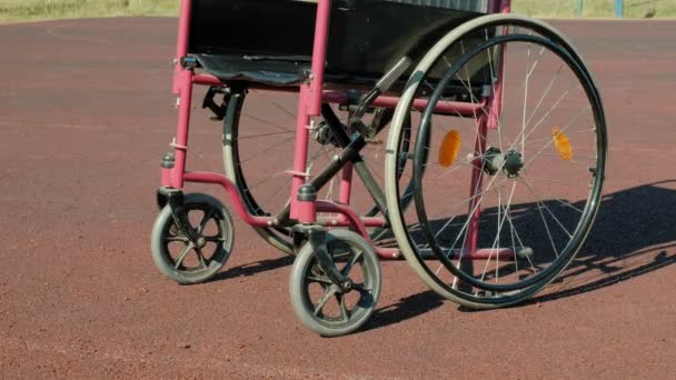 Tipo Cadeira Rodas Com Uma Bola Cesta Esporte Vôlei Court4K — Vídeo de Stock