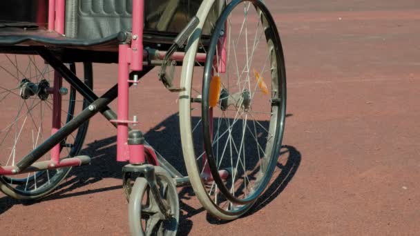 Art des Rollstuhls mit einem Basketballkorb auf einem Sportvolleyballfeld — Stockvideo