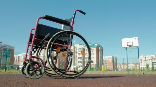Тип инвалидной коляски с баскетбольным мячом на спортивной волейбольной площадке — стоковое видео
