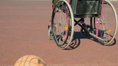 Tekerlekli sandalye ile bir spor voleybol sahası üzerinde bir sepet topu türü