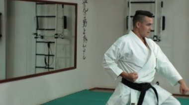 Dövüş sanatları Goju-Ryu Karate-Do eğitim kaslı vücut, Genç adamla