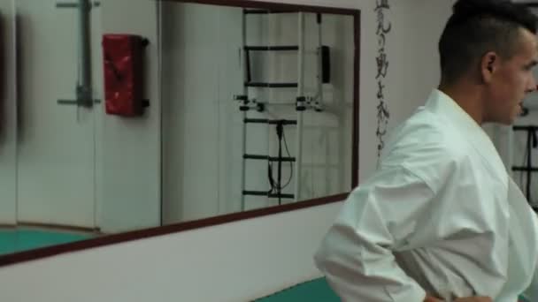 Mladý muž s svalnaté tělo, výcvik bojových umění Goju-Ryu Karate-Do — Stock video