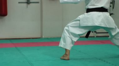 Dövüş sanatları Goju-Ryu Karate-Do eğitim kaslı vücut, Genç adamla