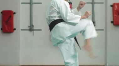Dövüş sanatları Goju-Ryu Karate-Do eğitim kaslı vücut, Genç adamla