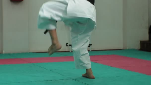 Молода людина з м'язистий тіла тренування бойових мистецтв Годзю-рю карате-до — стокове відео