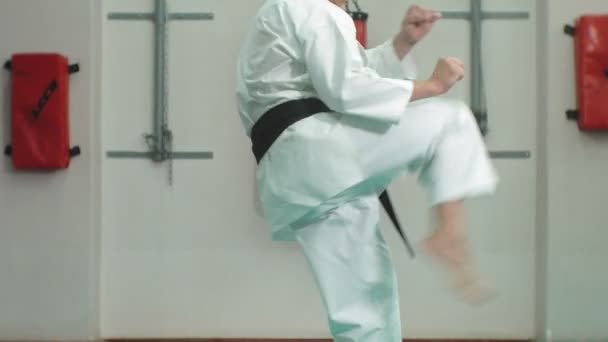 Junger Mann mit muskulösem Körper, der Kampfkunst Goju-Ryu Karate-Do trainiert — Stockvideo