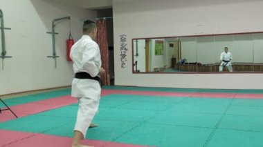 Genç adam kuyusu kas beden ile eğitim dövüş sanatları Goju-Ryu Karate-Do süper ağır çekim