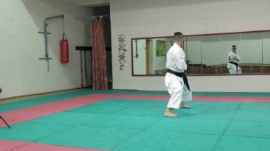 Genç adam kuyusu kas beden ile eğitim dövüş sanatları Goju-Ryu Karate-Do süper ağır çekim